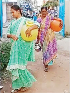 ವಿನೋಬನಗರ ಸರ್ಕಾರಿ ಶಾಲೆಗೆ ನೀರು ಹೊತ್ತು ತರುವ ಪೋಷಕರು - Janathavani