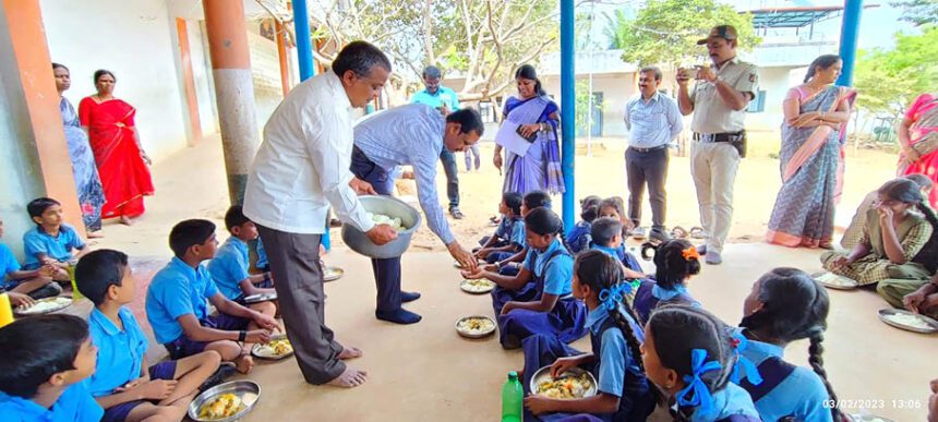 ಶಾಮನೂರು ಮಲ್ಲಿಕಾರ್ಜುನ ಬಡಾವಣೆ ಸ.ಹಿ.ಪ್ರಾ. ಶಾಲೆಗೆ ಜಿಲ್ಲಾಧಿಕಾರಿ ಭೇಟಿ