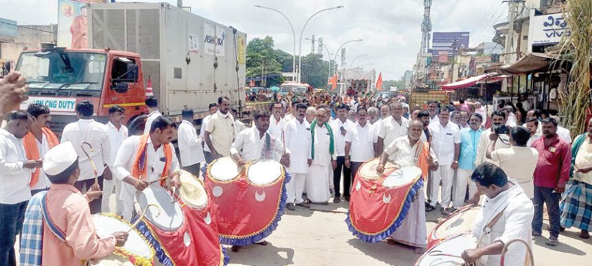 ಹರಿಹರ : ಮಡಿವಾಳ ಗುರುಪೀಠದ ಶ್ರೀಗಳಿಗೆ ಮೆರವಣಿಗೆಯಲ್ಲಿ ಸ್ವಾಗತ