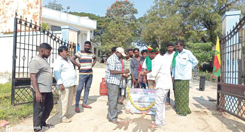 ಬೀರೂರು – ಸಮ್ಮಸಗಿ ರಸ್ತೆ ದುರಸ್ತಿಗೆ ಆಗ್ರಹಿಸಿ ವಿನೂತನ ಪ್ರತಿಭಟನೆ