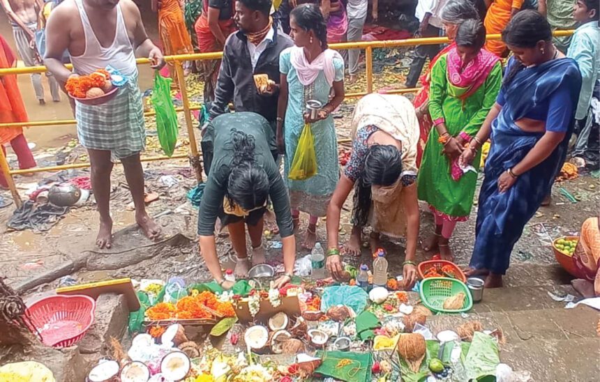 ಅಜ್ಜಯ್ಯನ ದರ್ಶನಕ್ಕೆ ಹರಿದು ಬಂದ ಭಕ್ತರು