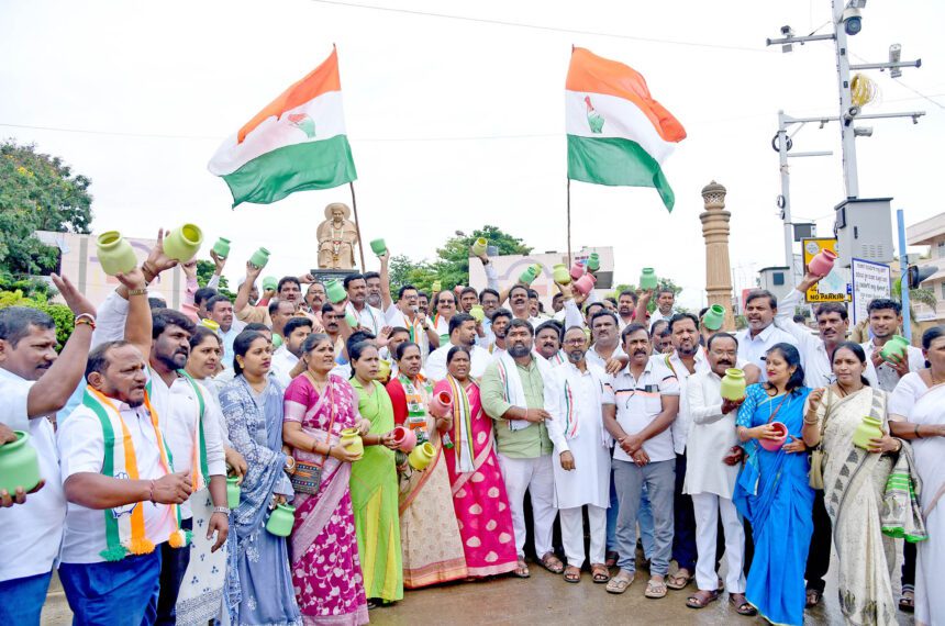 ಕೇಂದ್ರದ ವಿರುದ್ಧ ಚೊಂಬು ಪ್ರದರ್ಶಿಸಿ, ಕಾಂಗ್ರೆಸ್ ಆಕ್ರೋಶ