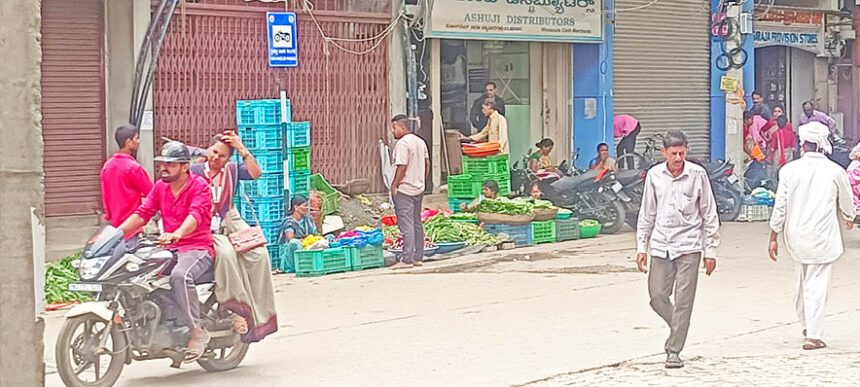 ಫುಟ್‌ಪಾತ್‌ ಒತ್ತುವರಿ ಸರಿಪಡಿಸಿ, ಸುಗಮ ಸಂಚಾರ ಕಲ್ಪಿಸಿ