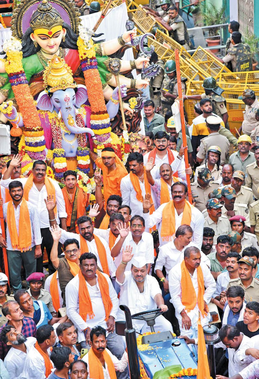 ವಿನೋಬನಗರ ಗಣಪತಿ ಅದ್ಧೂರಿ ಮೆರವಣಿಗೆ