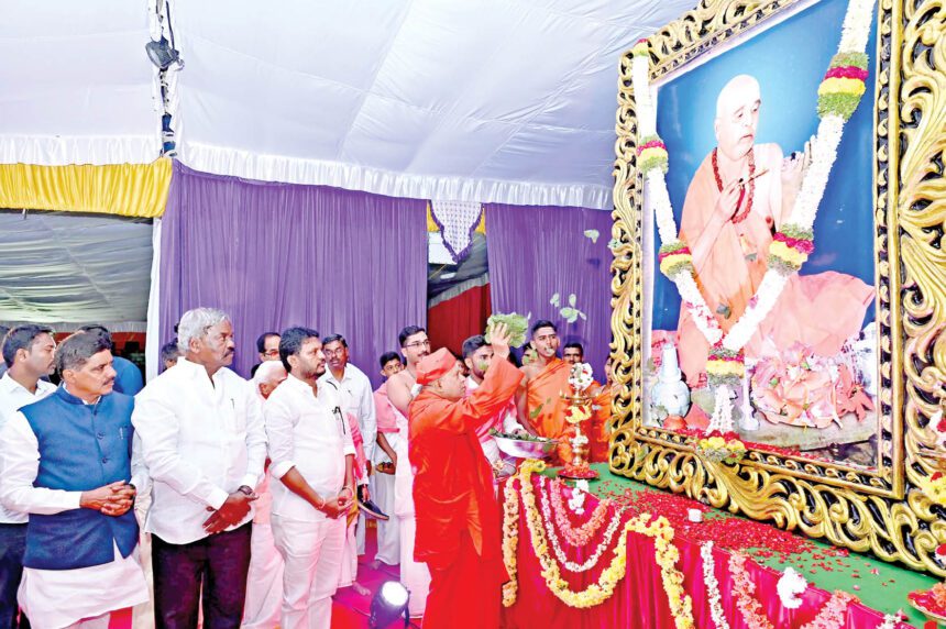 ಲಿಂ. ಶಿವಕುಮಾರ ಶ್ರೀಗಳಿಗೆ ಪುಷ್ಪಾರ್ಚನೆ