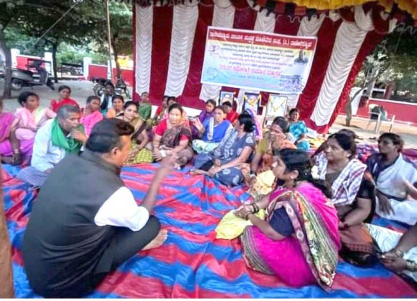 ಮಹಿಳೆಯರ ಸತ್ಯಾಗ್ರಹ ಸ್ಥಳಕ್ಕೆ ಶಾಸಕರ ಭೇಟಿ