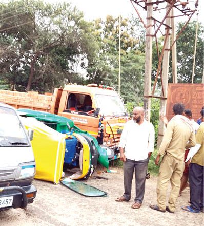 ಆಪೆ ಆಟೋ – ಮಜ್ಡಾ ವಾಹನ ಡಿಕ್ಕಿ; ಹಲವರಿಗೆ ಗಾಯ