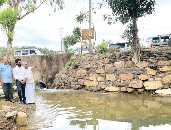 ಕೊಮಾರನಹಳ್ಳಿ ಕೆರೆ ಕೋಡಿ ವೀಕ್ಷಣೆ