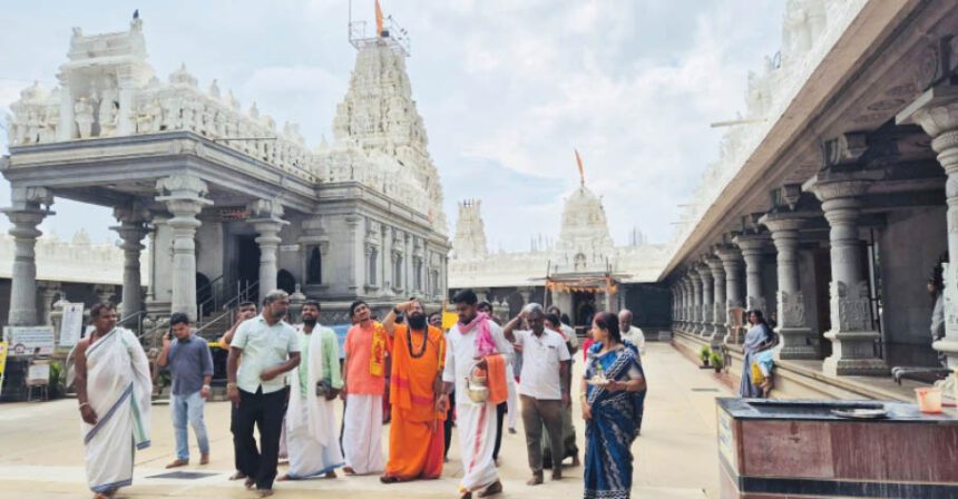 ವೀರಭದ್ರೇಶ್ವರ ದೇವಸ್ಥಾನಕ್ಕೆ  ಕಾಶಿ ಜಗದ್ಗುರುಗಳ ಭೇಟಿ