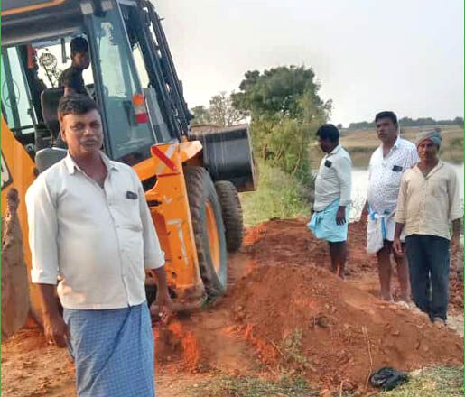 ಕೆರೆ ಏರಿಯನ್ನು ದುರಸ್ತಿ ಮಾಡಿದ ಕುರ್ಕಿ ಗ್ರಾಮಸ್ಥರು