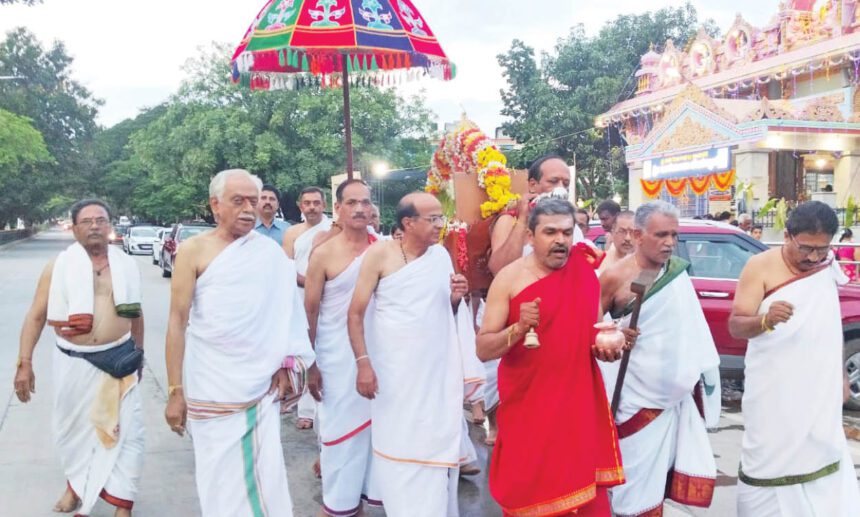 ನಗರದ ಶ್ರೀ ಶಾರದಾಂಬ ದೇವಿ ಪಲ್ಲಕ್ಕಿ