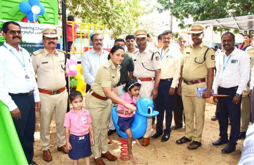 ಪೊಲೀಸ್‌ ಚಿನ್ನರ ಅಂಗಳದಲ್ಲಿ ಆಟಿಕೆ ವಿತರಣೆ