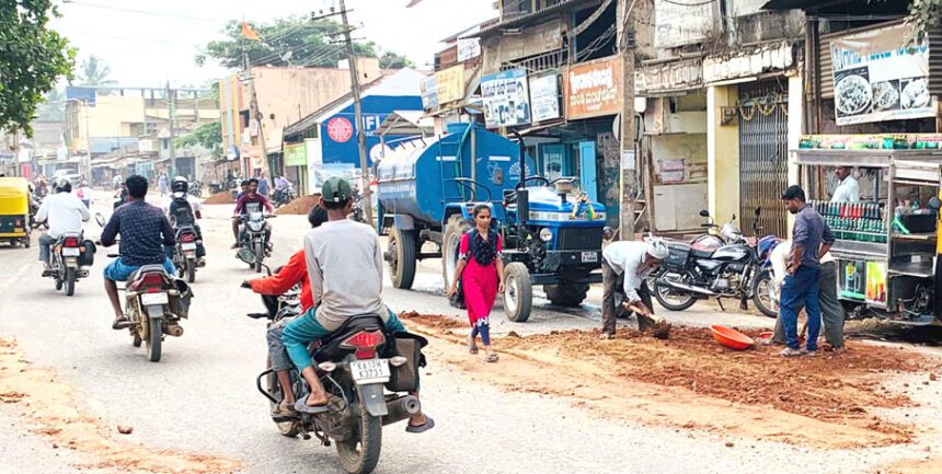 ಮಲೇಬೆನ್ನೂರು : ಹೆದ್ದಾರಿ ಗುಂಡಿಗಳನ್ನು ಮುಚ್ಚಲು ಮುಂದಾದ ಲಯನ್ಸ್‌ ಕ್ಲಬ್