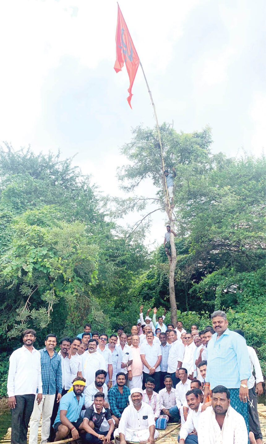 ಕೊಮಾರನಹಳ್ಳಿ : ಕೆರೆಯ ನಡುಗಡ್ಡೆಯಲ್ಲಿ ಧರ್ಮಧ್ವಜ ಸ್ಥಾಪನೆ