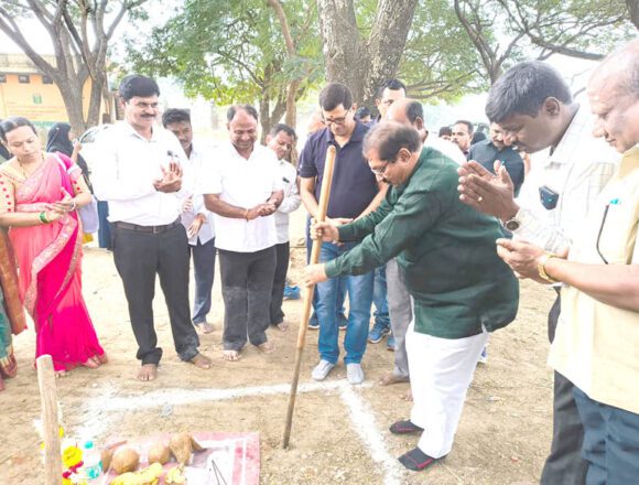 ಹರಿಹರ : ಒಂದೇ ಕಾಮಗಾರಿಗೆ ಇಬ್ಬರಿಂದ ಗುದ್ದಲಿ ಪೂಜೆ