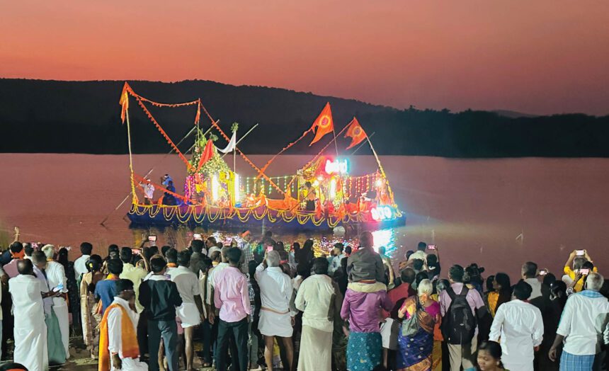 ಕೊಮಾರನಹಳ್ಳಿ ಕೆರೆಯಲ್ಲಿ ವೈಭವದ ತೆಪ್ಪೋತ್ಸವ