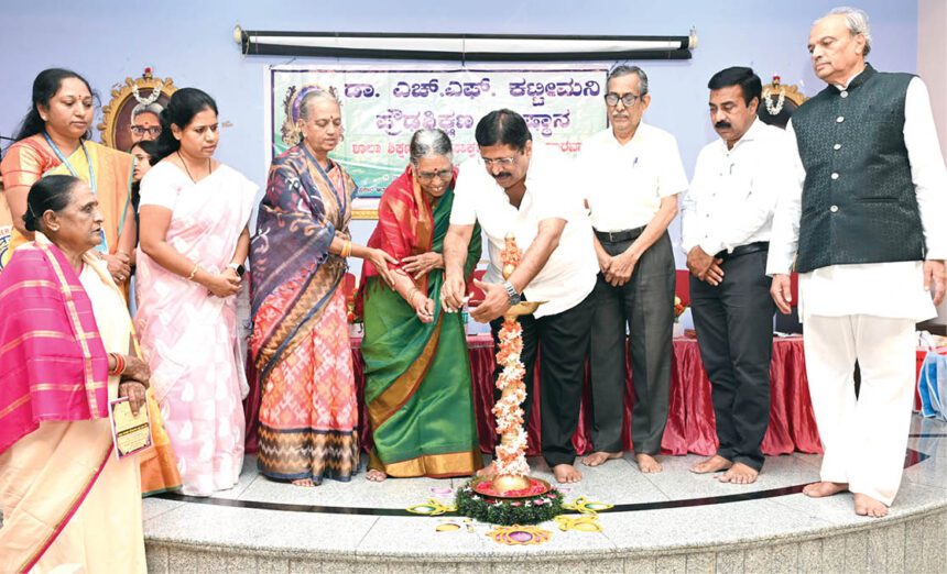 ಮೊಬೈಲ್ ಬಿಟ್ಟು ಓದುವ ಹವ್ಯಾಸ ರೂಢಿಸಿಕೊಳ್ಳಿ