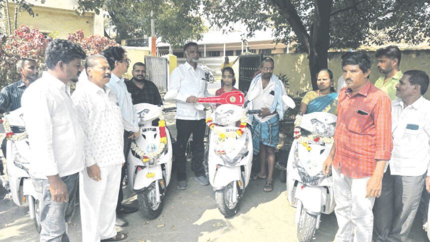 ವಿಕಲಚೇತನರಿಗೆ ತ್ರಿಚಕ್ರ ವಾಹನ ವಿತರಣೆ