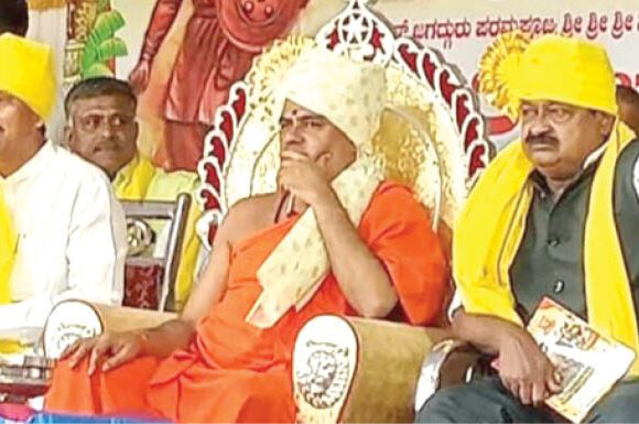 ಸಮಾಜದ ಅಭಿವೃದ್ಧಿ ಮಹಾತ್ಮರ ಮೂರ್ತಿ ಸ್ಥಾಪನೆಯಿಂದ ಆಗದು : ಕಾಗಿನೆಲೆ ಶ್ರೀಗಳು