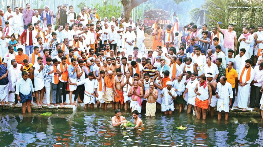 ಬಸಾಪುರ : ಸಂಭ್ರಮದ ಮಹೇಶ್ವರ ಜಾತ್ರೆ-ಅನ್ನ, ಹಾಲು, ಬಾಳೇಹಣ್ಣು, ಬೋರೆ ಸಕ್ಕರೆ ಪ್ರಸಾದ ಸೇವಿಸಿದ ಸಾವಿರಾರು ಭಕ್ತರು