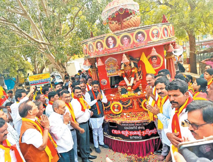 ಜಗಳೂರು: ಕನ್ನಡ ರಥಕ್ಕೆ ಶಾಸಕರಿಂದ ಚಾಲನೆ