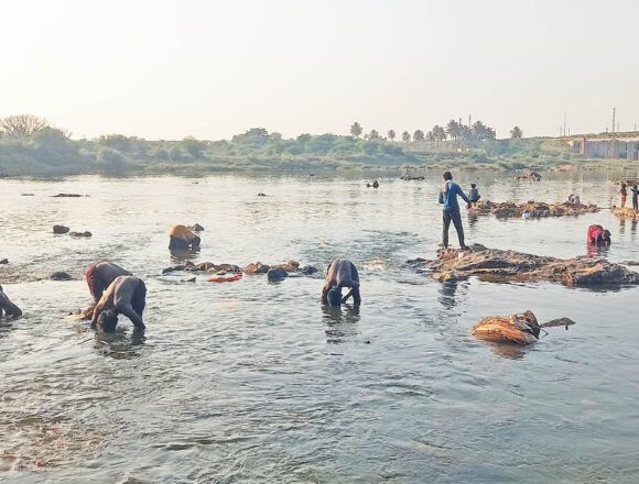 ನದಿಯಲ್ಲಿ ನಗ-ನಾಣ್ಯ ಬೆದಕುವ ತಂಡ.!