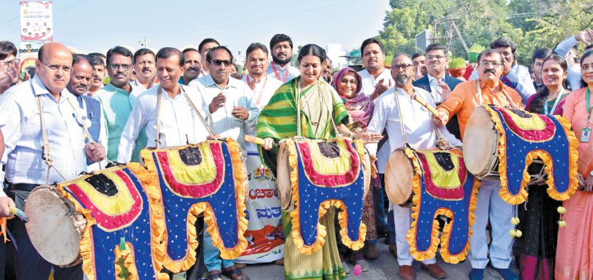 ಜಾನಪದ ಮೇಳದಲ್ಲಿ  ಕಣ್ಮನ ಸೆಳೆದ ಕಲಾ ತಂಡಗಳು