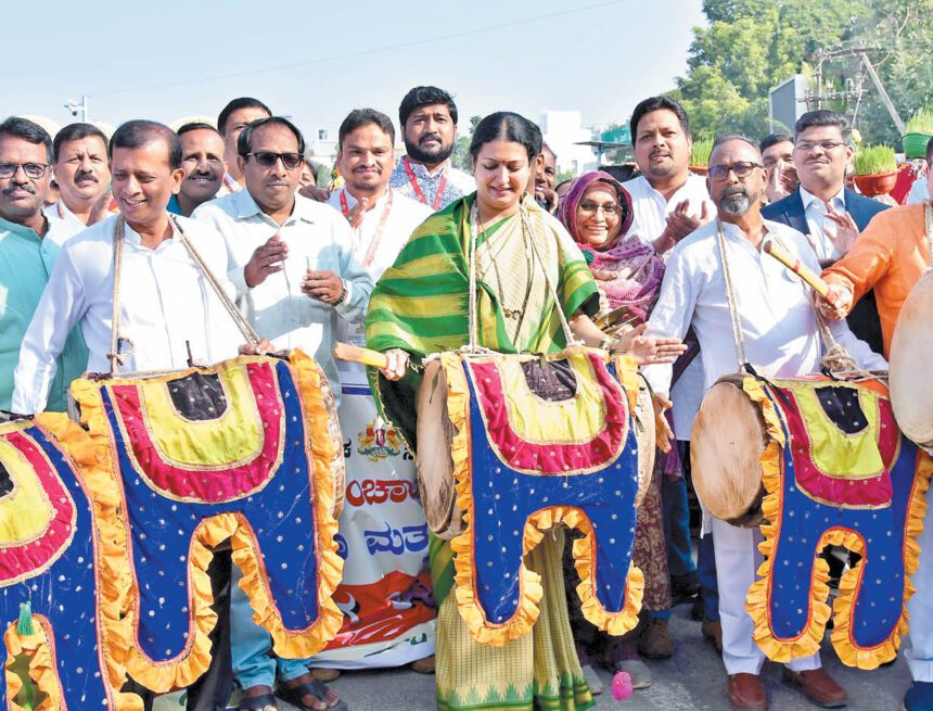 ಜಾನಪದ ಮೇಳದಲ್ಲಿ  ಕಣ್ಮನ ಸೆಳೆದ ಕಲಾ ತಂಡಗಳು