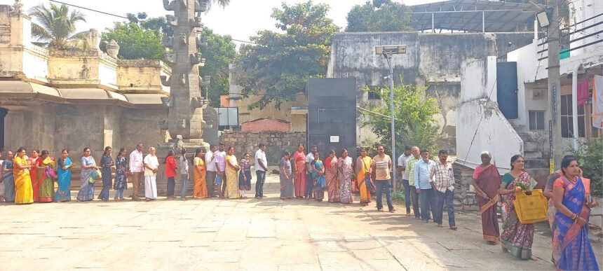 ಏಕಾದಶಿ: ಹರಿಹರೇಶ್ವರನ ದರ್ಶನಕ್ಕೆ ಭಕ್ತರ ಸಾಲು