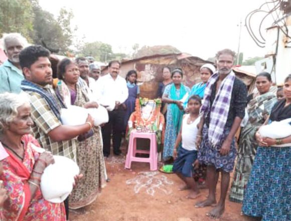 ಗುಡಿಸಲು ವಾಸಿಗಳಿಗೆ ಆಹಾರ ಕಿಟ್‌ ವಿತರಣೆ