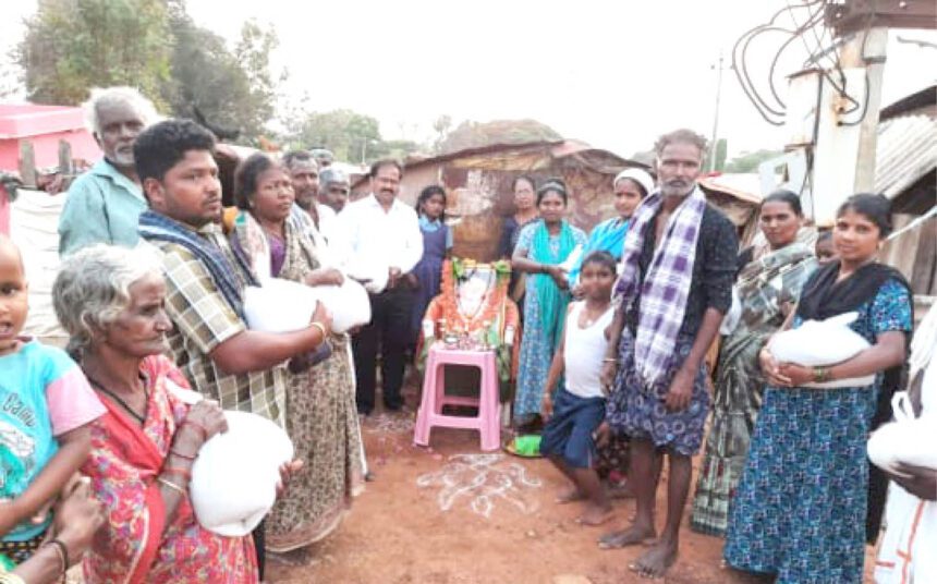 ಗುಡಿಸಲು ವಾಸಿಗಳಿಗೆ ಆಹಾರ ಕಿಟ್‌ ವಿತರಣೆ